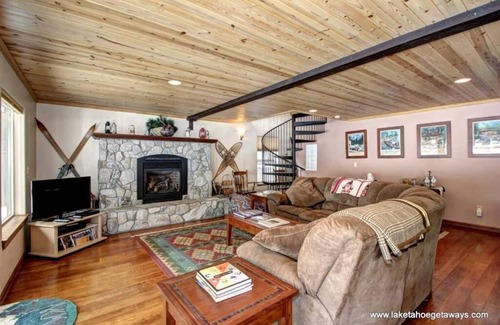 North Upper Truckee House | Spacious Tahoe Chalet 4 Bedrooms/3 Bathrooms
