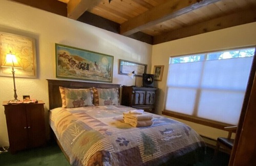 North Upper Truckee House | Spacious Tahoe Chalet 4 Bedrooms/3 Bathrooms