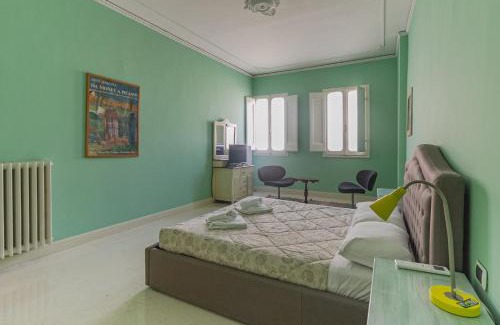 Santa Maria Novella Apartment | Spacious Three Bedroom Apartment On the Arno