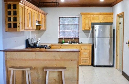 Gambier House | Spacious Tropical Getaway 🌴 - 3 mins from airport and beach