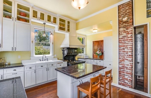 Gilroy House | Spacious & Unique Home In the Bay