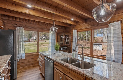 Terrell House | Spacious 5-bedroom 3.5 bath log cabin with amazing Lake views and hot tub!