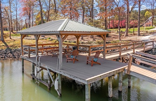 Terrell House | Spacious 5-bedroom 3.5 bath log cabin with amazing Lake views and hot tub!