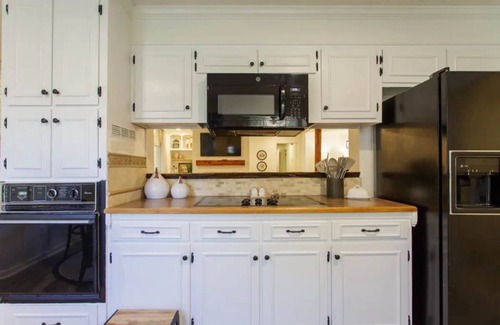 Valdosta House | Spacious Valdosta Retreat + Screened Porch, Large Yard & Peaceful Vibes