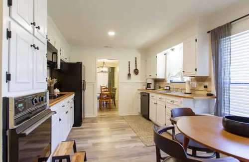 Valdosta House | Spacious Valdosta Retreat + Screened Porch, Large Yard & Peaceful Vibes