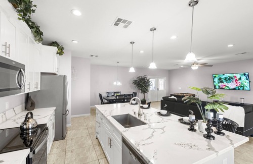 Las Vegas House | Spacious Vegas Home! 4 bedroom 2.5 bathrooms conveniently located !