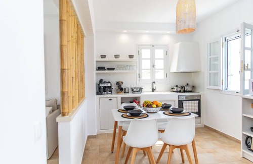 Kastraki Villa | Spacious Villa for 13 with 3 Jacuzzis & BBQ – 5 min from Mikri Vigla Beach!