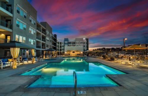 Glendale Sports and Entertainment District Apartment | Spacious Westgate CozySuites by stadium with pool 1