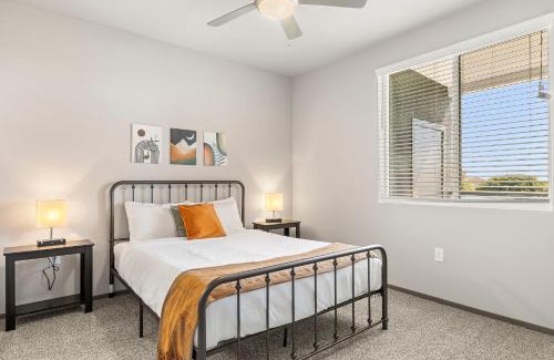 Glendale Sports and Entertainment District Apartment | Spacious Westgate CozySuites by stadium with pool 1