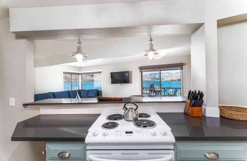 Chelan Condo | Spader Bay 41- Beach, Pool, Hot tub, Lake Views!