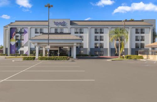 Oleander - Sunset Hotel | Spark by Hilton Bakersfield Central