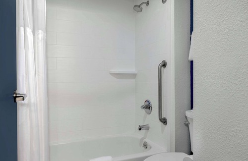 Evansville Hotel | Spark by Hilton Evansville East, IN