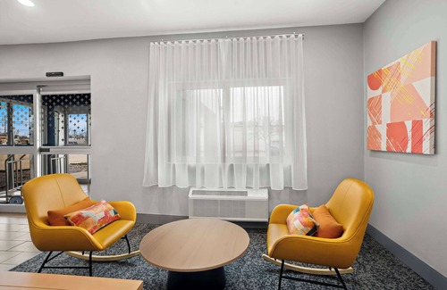 Quad Cities Hotel | Spark by Hilton Moline Quad Cities