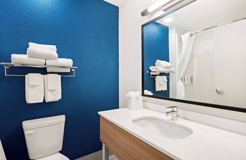 Quad Cities Hotel | Spark by Hilton Moline Quad Cities