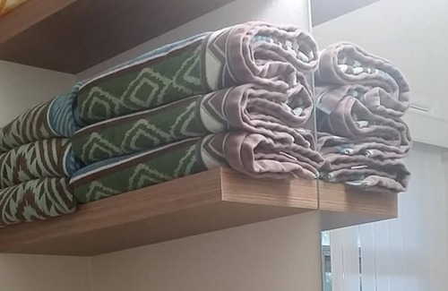 Palm Desert House | Sparkling backyard pool /Postmodern Paradise