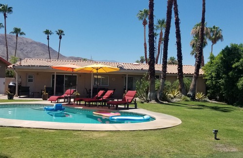 Palm Desert House | Sparkling backyard pool /Postmodern Paradise