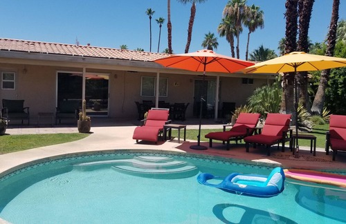 Palm Desert House | Sparkling backyard pool /Postmodern Paradise