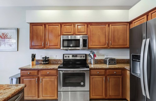 Falcons Glen House | Special Offer: Cozy 3BR Retreat with Private Pool & Lakeview – Hot Deal Today!