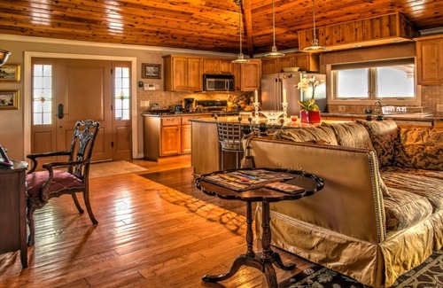 Royal Crest Rancheros House | Specializing in Long -Term Las Vegas Lush, Tropical Garden Guesthouse w/Pool