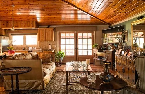 Royal Crest Rancheros House | Specializing in Long -Term Las Vegas Lush, Tropical Garden Guesthouse w/Pool