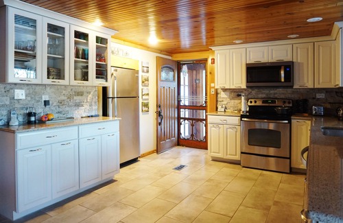 East Wakefield Cabin | Spectacular 3 BD/3BT Waterfront Log Cabin w/Hot Tub & 100' Private Sandy Beach