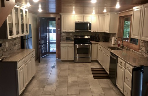 East Wakefield Cabin | Spectacular 3 BD/3BT Waterfront Log Cabin w/Hot Tub & 100' Private Sandy Beach