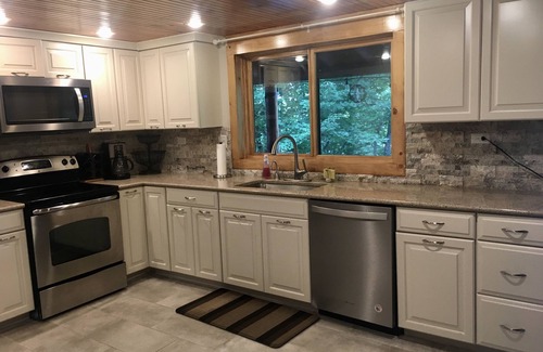 East Wakefield Cabin | Spectacular 3 BD/3BT Waterfront Log Cabin w/Hot Tub & 100' Private Sandy Beach