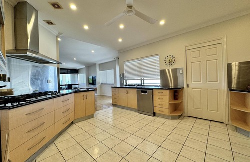 North Ward Apartment | Spectacular Beachfront Penthouse 5/103 The Strand - Executive Beachfront Penthouse on The Strand