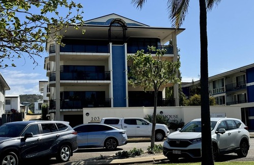 North Ward Apartment | Spectacular Beachfront Penthouse 5/103 The Strand - Executive Beachfront Penthouse on The Strand