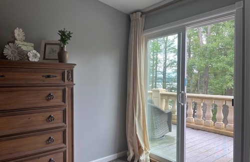 Greentown House | Spectacular Lake Front House