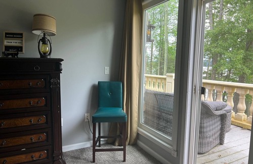 Greentown House | Spectacular Lake Front House