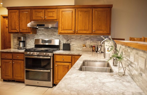 Monteagle House | Spectacular Mountain & Sunset Views! Spacious Home Sleeps 12! Ping Pong/Hot Tub!