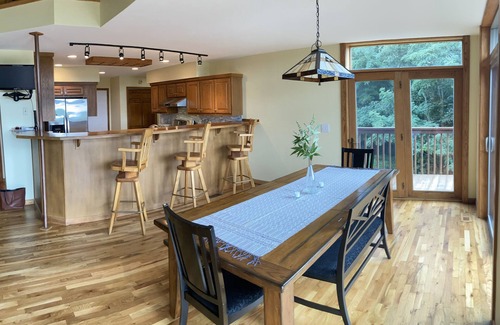 Monteagle House | Spectacular Mountain & Sunset Views! Spacious Home Sleeps 12! Ping Pong/Hot Tub!