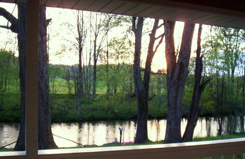 Sevierville Cabin | Spence Cove River Farmhouse ~ Fish, Swim, Tube, Kayak! WiFi, Hiking Trails