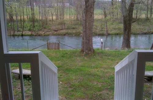 Sevierville Cabin | Spence Cove River Farmhouse ~ Fish, Swim, Tube, Kayak! WiFi, Hiking Trails