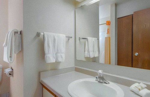 Indianapolis House | Spend a Group Vacation in Nicely Furnished Room