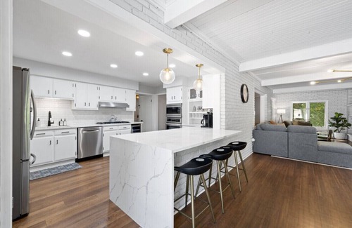 Bridgman House | Spend fall in MI! Hot Tub, Fire Pit + more!