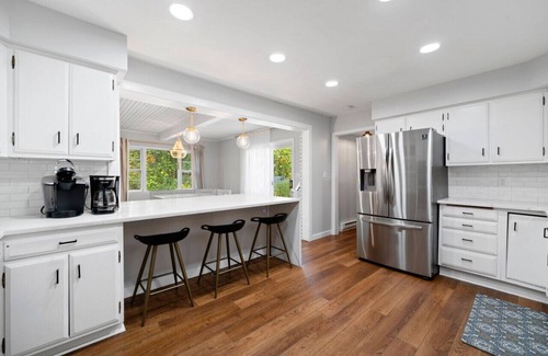 Bridgman House | Spend fall in MI! Hot Tub, Fire Pit + more!