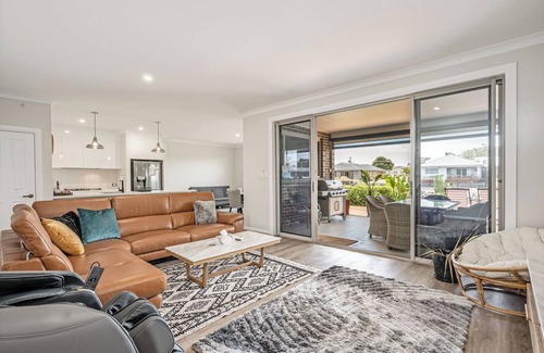 Victor Harbor House | Spend Lazy Days at Lake Dayz