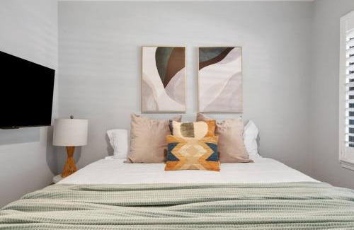 South of Conant House | Splash Haven-Heated Pool-Huge Living Area-Sleeps 8