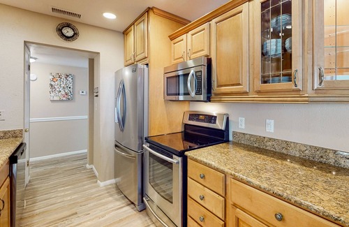 Bayview Condo | Splendid condo with private beach access, heated pool, hot tub & volleyball