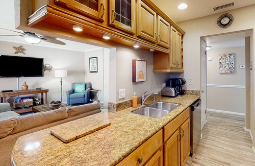 Bayview Condo | Splendid condo with private beach access, heated pool, hot tub & volleyball