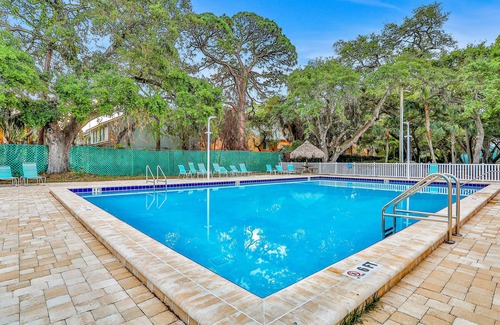 Bayview Condo | Splendid condo with private beach access, heated pool, hot tub & volleyball
