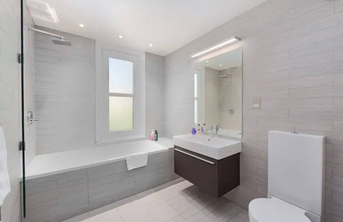 North Kensington House | Splendid, Spacious Centrally Located Townhouse