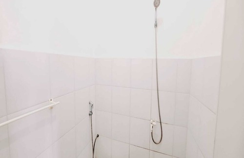 Ragunan Hotel | SPOT ON 93722 Shannhay Guest House Syariah