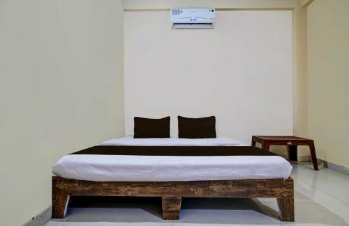 Sanwer Hotel | SPOT ON Hotel Park Bench palace