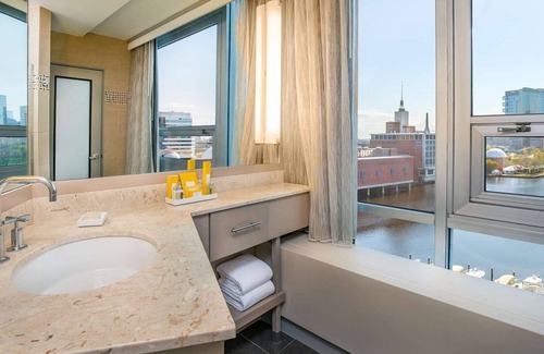 East Cambridge Hotel | Sprawl out in a Spacious Suite! Near Boston Children's Museum!