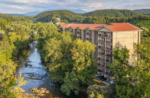 Pigeon Forge Condo | Spring and Summer Dates Available - Discounted Rates - Cedar Lodge