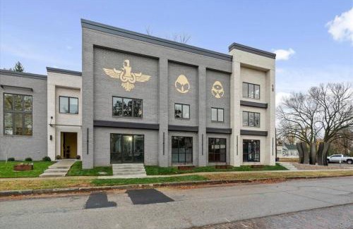 Evansville Apartment | Spring at The Golden Goose including King Bed, Parking, Security and Laundry