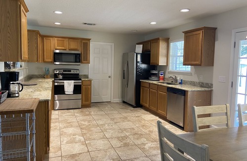 Long Beach House | Spring Break Fun/Pool/Hot Tub/Walk to the Beach